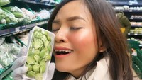 Meskipun menikah dengan bule Inggris, selera lidah Rachel tetaplah selera lokal. Ini ekspresinya ketika menemukan pete di supermaret di London. Foto: Instagram @rachgoddard