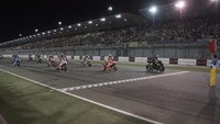 Dalam balapan di sirkuit Losail, Minggu (18/3/2018) malam WIB, Johann Zarco yang start dari pole mempertahankan posisinya. Di belakangnya, Marc Marquez dan Dani Pedrosa menempel. Danilo Petrucci, Cal Crutchlow, Valentino Rossi, dan Andrea Dovizioso juga dalam jarak dekat. (Foto: Mirco Lazzari gp/Getty Images)