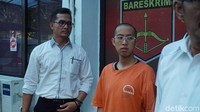 David berdalih yang ia lakukan untuk latihan drama yang akan ia pentaskan bulan depan. Ia juga mengaku telah enam wanita yang menjadi korbannya. Satu cincin ia beli dengan harga Rp 5 ribu/Foto: Dony Indra Ramadhan