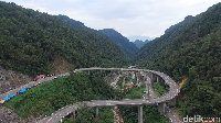 Di Jembatan Kelok 9 adalah kawasan sejuk dan dingin saat malam. Inilah sebuah kebanggaan tersendiri buat masyarakat di Sumbar (Okta Marfianto/detikTravel)