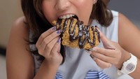 Tak mau kalah sama food blogger, Rachel juga penasaran sama rasa ayam goreng tepung yang disajikan dengan lelehan cokelat. Gimana nih rasanya? Foto: Instagram @rachgoddard