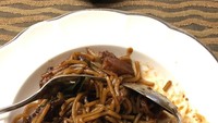 Sluurp! Mee goreng basah dengan paduan bakso dan daging terlihat sangat nikmat. Foto: Instagram @ctdk