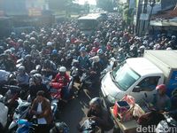 Truk Mogok Penyebab Ujungberung Bandung Macet Segera Diderek 
