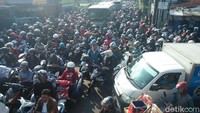 Kemacetan luar biasa di Senin pagi ini membuat frustasi para pengendara. Semua menggerutu. Saya juga kesal, cuma beli koran yang biasanya 15 menit, ini dua jam lebih baru sampai rumah, ujar Rudi, pengendara motor yang terjebak macet/Foto: Istimewa