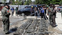 Tim memastikan bom-bom tersebut sudah dalam keadaan rusak.  (Foto: Dok. Dailynews via REUTERS)