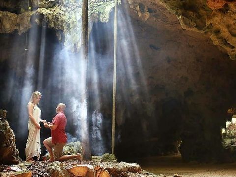 Romantis! Pria Lamar Kekasihnya di Dalam Air Bertema Putri Duyung