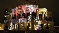 The Old Opera tampak indah dengan cahaya warna-warni. REUTERS/Kai Pfaffenbach.