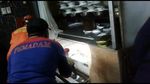 Detik-detik Ular Sanca 4 Meter Ditangkap di RM Padang