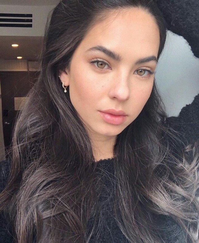 Jerawatnya sering timbul biasanya karena pakai foundation yang terlalu tebal dan pemakaian yang terlalu lama. Sebagai model, mau tidak mau Christen harus menggunakan alas bedak ketika photoshoot atau berjalan di runway. (Foto: Instagram)