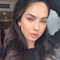 Jerawatnya sering timbul biasanya karena pakai foundation yang terlalu tebal dan pemakaian yang terlalu lama. Sebagai model, mau tidak mau Christen harus menggunakan alas bedak ketika photoshoot atau berjalan di runway. (Foto: Instagram)