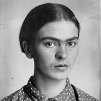 Salah satu artis dengan bentuk alis paling ikonik, Frida Kahlo. Pelukis berdarah Meksiko ini terkenal dengan alis tebal yang menyatu. Foto: Dok. Amazon