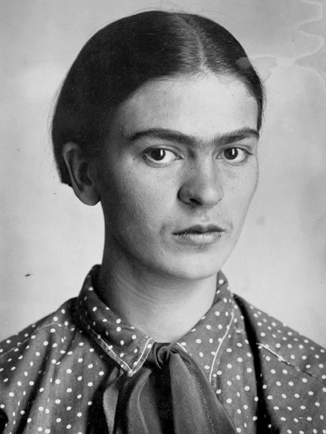 Salah satu artis dengan bentuk alis paling ikonik, Frida Kahlo. Pelukis berdarah Meksiko ini terkenal dengan alis tebal yang menyatu. Foto: Dok. Amazon
