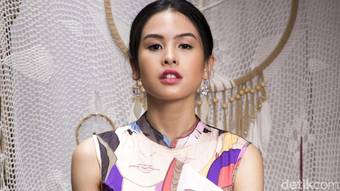 Wajah Serius Maudy Ayunda