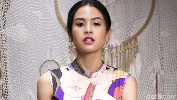 Wajah Serius Maudy Ayunda Wajah Serius Maudy Ayunda