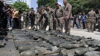 Tim penjinak bom langsung mendatangi lokasi untuk memeriksa.   (Foto: Dok. Dailynews via REUTERS)