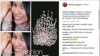 Postingan di Instagram ini bikin netizen heboh. Banyak netizen terpana dengan jam tangan yang konon berharga Rp 15 miliar yang dikenakan penyanyi itu. Foto: Instagram Fashion.Anggun