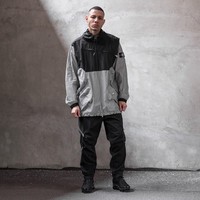 Fashion fungsional selalu punya tempat khusus di industri, salah satunya datang dari Stone Island. Brand asal Italia yang digawangi desainer Massimo Osti itu awalnya dikenal dengan patch kompas yang diletakkan di bagian lengan jaket. Saat ini, gaya sporty Stone Island yang stylish dan fungsional masih banyak jadi incaran kaum hypebeast. Foto: Ist.