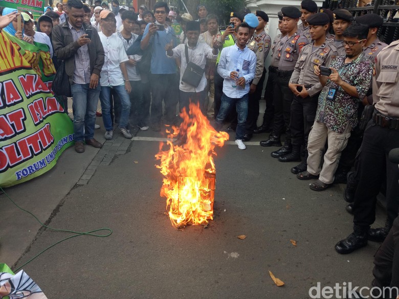 Usai Bakar Foto Anies, Massa Demo di DPRD DKI Bubar Usai Bakar Foto Anies, Massa Demo di DPRD DKI Bubar
