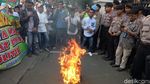 Foto: Pendemo Bakar Foto Anies di Dalam Sangkar Burung