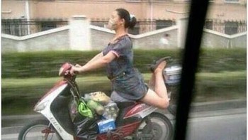 Cewek kalau naik motor bebas. Foto: internet