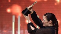 Seorang guru asal Inggris, Andria Zafirakou, dinobatkan jadi guru terbaik di dunia melalui Global Teacher Award yang digagas Varkey Foundation. Zafirakou pun berhak atas hadiah senilai USD 1 juta (sekitar Rp 13,7 miliar). Penganugerahan digelar di Dubai, Uni Emirat Arab. Dia menjadi guru asal Inggris pertama yang memenangkan award tersebut.  (Foto: Dok. Varkey Foundation via BBC)