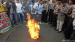 Foto: Pendemo Bakar Foto Anies di Dalam Sangkar Burung