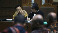 Dua orang politikus Golkar itu dihadirkan sebagai saksi a de charge atau meringankan untuk Setya Novanto. Mereka dimintai keterangannya dalam sidang lanjutan perkara korupsi proyek e-KTP.