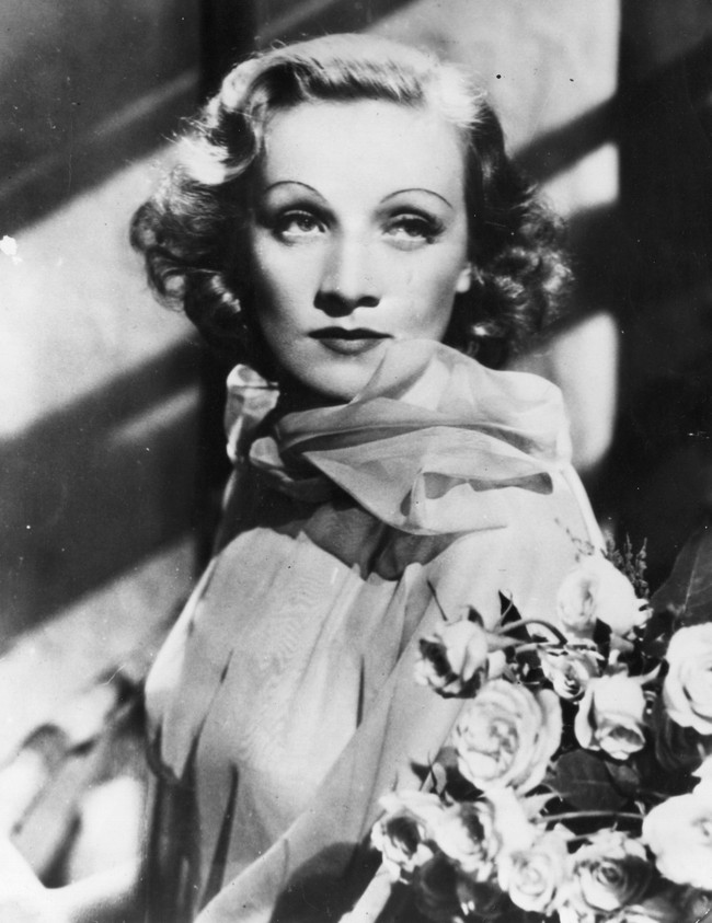 Aktris dan penyanyi asal Jerman, Marlene Dietrich mempopulerkan bentuk alis tipis dan melengkung tinggi di era 30-an. Foto: Getty Images
