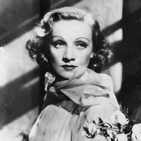 Aktris dan penyanyi asal Jerman, Marlene Dietrich mempopulerkan bentuk alis tipis dan melengkung tinggi di era 30-an. Foto: Getty Images