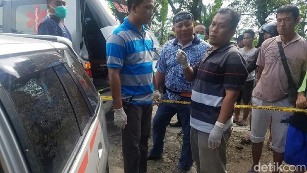 Polisi saat menyelidiki penemuan jasad pasutri di dalam mobil di tepi Pantura, Kabupaten Tegal. 