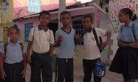 Anak-anak yang mau pergi sekolah (Natalia Guerrero/BBC Travel)