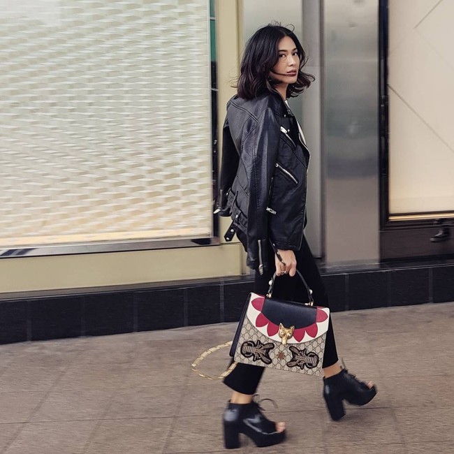 Bergaya rock n roll dengan jaket kulit dan ankle boots berwarna hitam, aktris berzodiak Pisces itu menenteng tas Gucci Dionysus Rp 40 jutaan. Foto: Instagram/Dian Sastrowardoyo