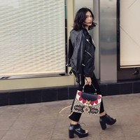 Bergaya rock n roll dengan jaket kulit dan ankle boots berwarna hitam, aktris berzodiak Pisces itu menenteng tas Gucci Dionysus Rp 40 jutaan. Foto: Instagram/Dian Sastrowardoyo