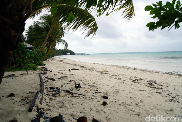 Sayang saat detikTravel berkunjung, Pantai Ngurbloat dihiasi sampah dedaunan. Tapi tenang, fenomena sampah ini wajar karena memang terbawa arus laut. (Wahyu/detikTravel)