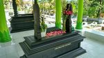 Ramainya Para Fans saat Ziarah Kuburan Nike Ardilla