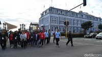 Deputi Bidang Protokol, Pers dan Media Sekretariat Presiden Bay Machmudin mengatakan, jalan kaki bersama itu dilakukan di sekitar kawasan Water Front. Ibu Negara Iriana Jokowi turut serta dalam kegiatan tersebut. (Laily Rachev-Biro Pers Setpres)