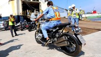 Kalau ditotal keseluruhan, harga mobil dan motor milik Latif terbilang fantastis.