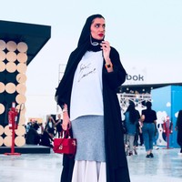 Hijabers asal Dubai, Mthayel Ali juga sering bergaya hypebeast. Ia sering terlihat memakai sneakers Nike dengan hingga tas bermerek seperti YSL dan Givenchy. Foto: Instagram