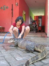 Biawak Brigadir Fian yang Gaul, Diajak Makan di Kafe dan Berenang