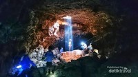 Tampilan yang dikenal sebagai cahaya surga tak hanya ada di Gua Jomblang Gunungkidul, tapi juga di Gua Pandan Lampung (Yodis/dTraveler)