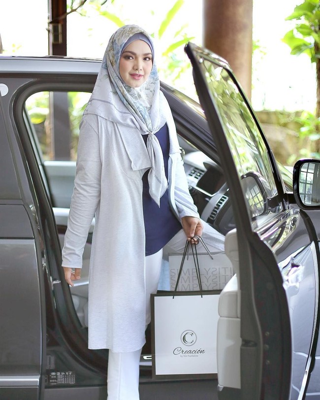 Siti Nurhaliza mengumumkan kehamilannya saat usia kandungan 4 bulan. Sebelum pengumuman itu, ia lebih banyak istirahat. Ia pun jarang terlihat, kecuali untuk kebutuhan bisnis fesyennya. Foto: Instagram/ctdk