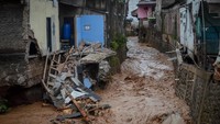 Beginilah suasana rumah yang roboh akibat banjir bandang di Kecamatan Jatihandap, Bandung, Jawa Barat, Selasa (20/3).