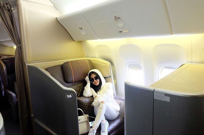 Tampil serba putih dalam perjalanan ke Jepang dari Los Angeles, Amerika Serikat, Syahrini memakai barang branded from head to toe. Kacamata hitam yang dipakainya merupakan merek Fendi seharga Rp 6 jutaan, hoodie putih yang menghangatkan tubuhnya dari brand Alo Yoga seharga Rp 2 jutaan dan sneakers di kakinya merupakan merek Jimmy Choo seharga Rp 6 jutaan. Serta tentu saja ada tas Hermes seharga miliaran yang melengkapi gaya mewahnya. Foto: Instagram/princessyahrini