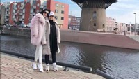 Tak sendiri, Syahrini membawa serta asisten rumah tangga (ART) yang telah bekerja untuknya selama 12 tahun. Gaya Elin keren juga ya? Foto: Instagram Syahrini