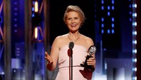 Nixon menerima Tony Award pada 2017 dalam perannya di Lillian Hellman’s The Little Foxes (Foto: Reuters)