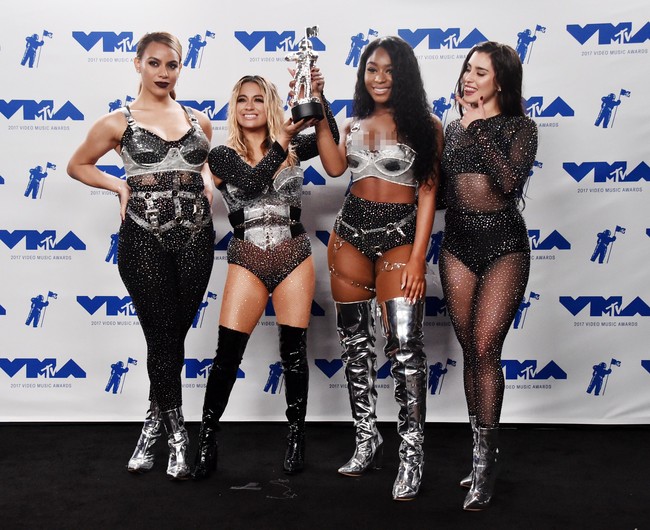 Keempat gadis mengganti gaun yang tak seragam dengan kostum seksi yang didominasi warna perak saat tampil di panggung MTV VMA 2017. Foto: Getty Images