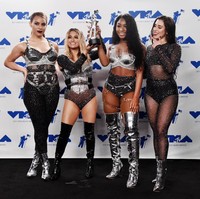 Keempat gadis mengganti gaun yang tak seragam dengan kostum seksi yang didominasi warna perak saat tampil di panggung MTV VMA 2017. Foto: Getty Images