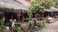Teknologi modern dibatasi dan aktivitas bertani dilakukan secara tradisional. Mereka hanya memakai segelintir alat pertanian, seperti bedog (golok), arit, kored (cangkul kecil), etem (sejenis ani-ani), dan pisau (Muhammad Zaky Fauzi Azhar/detikTravel)