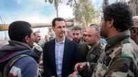 Kunjungan dan aktivitas Assad menyusuri jalanan Ghouta Timur ini dilakukan setelah puluhan ribu warga sipil melarikan diri dari wilayah yang dikuasai pemberontak ke wilayah pemerintah Suriah. Foto: SANA/Handout via REUTERS