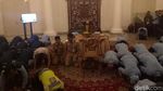 Momen Anies dan Sandi Sujud Syukur Bareng Pegawai TransJ